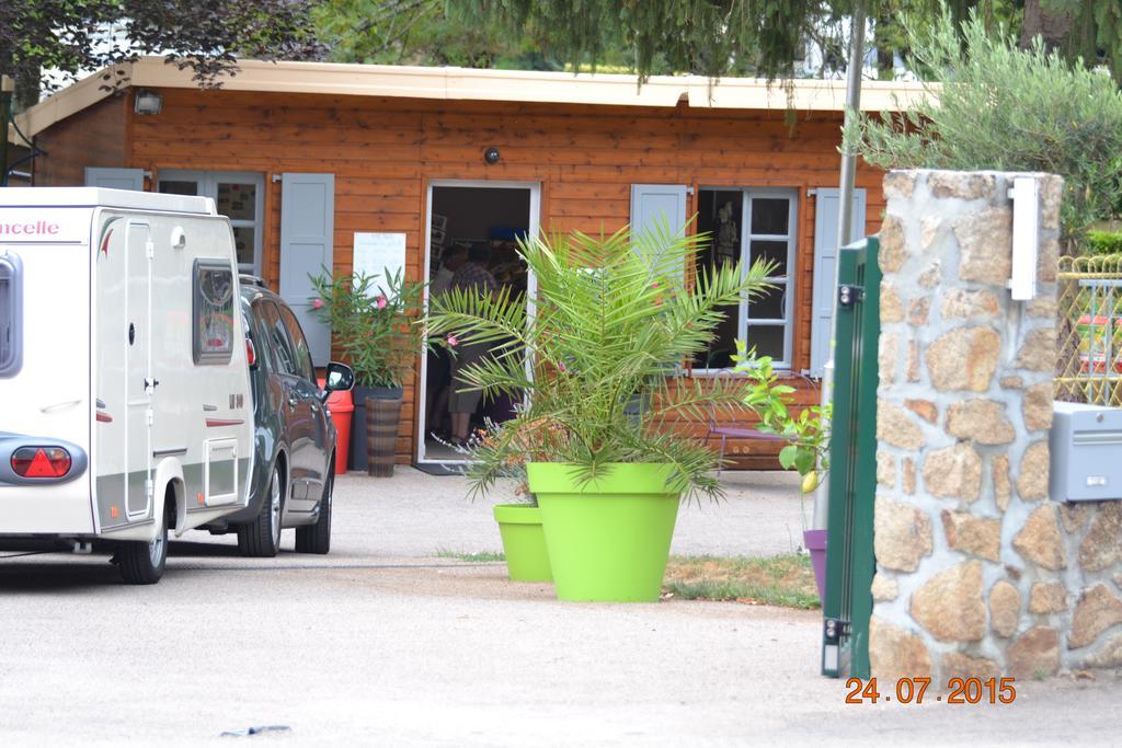 Camping Des Ribieres Confolens Exteriér fotografie